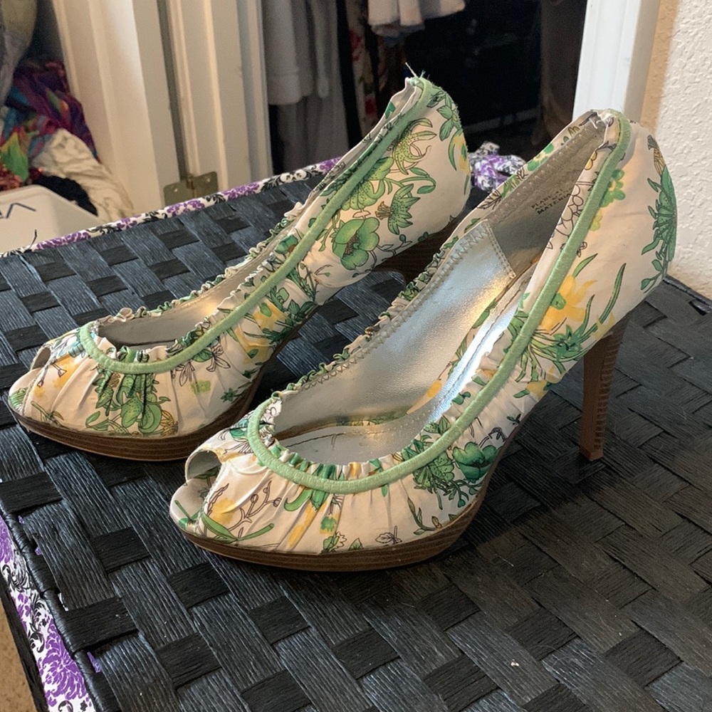 Dollhouse white green floral pleated satin with wooden platform. Size 10